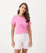 Remera rosa de algodón con cuello redondo y lunares blancos.