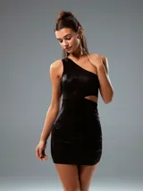 Minivestido negro de fiesta con un solo hombro, corte ajustado y abertura en la cintura.