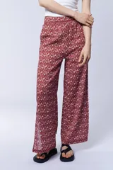 Conjunto de pantalón palazzo con aberturas laterales y kimono largo con estampado geométrico en tonos rosa y beige. Incluye un top blanco de algodón.