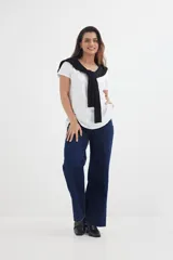 Remera verde agua con escote en V y mangas cortas.