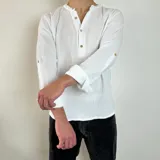 Camisa negra de muselina con cuello mao y tres botones.