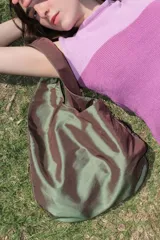 Cartera de hombro azul tornasolada de tafeta con botón imantado y remaches.