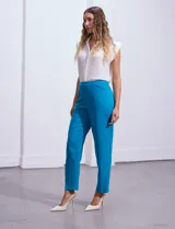 Pantalón negro de gabardina elastizada, marca Zac & Rachel, con bolsillos delanteros y traseros.