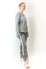 Sweater gris de corte clásico con cuello redondo y puños y cintura acanalados. Estampado frontal con la palabra "Florida" en letras celestes con borde blanco.