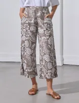 Pantalón crop de lino color beige, marca Dash, con pretina trasera elastizada y bolsillos delanteros.