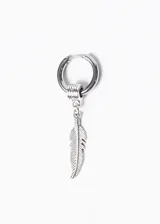 Aro de acero quirúrgico plateado con dije colgante de pluma tallada. El aro es de tipo argolla con cierre a presión y tiene un pequeño adorno con diseño griego. El dije de pluma es alargado y delgado, con detalles grabados que simulan las barbas de la pluma.