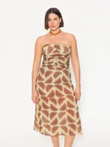 Vestido strapless confeccionado en mesh estampado con motivos geométricos color marrón sobre fondo verde lima. Lleva frunces en el delantero y cierre metálico niquelado en la espalda. Su largo llega por debajo de la rodilla.