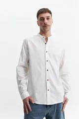 Camisa azul de manga larga con cuello mao y cartera abotonada.