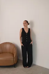 Conjunto de dos piezas color azul eléctrico, compuesto por un chaleco de manga corta con escote en V y botones frontales, y un pantalón de tiro alto con pierna ancha y pliegues.