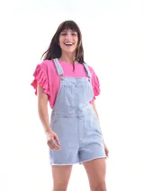 Enterito corto de jean celeste con breteles regulables y terminación desflecada.