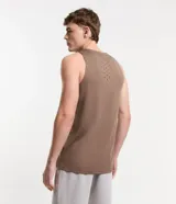 Musculosa deportiva marrón de dry fit con cuello redondo y espalda con diseño laser cut.