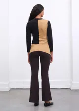 Calza marrón de algodón con frunce en el tiro.