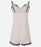Conjunto de pijama compuesto por un top de breteles finos y un short, ambos en color crema con detalles de encaje color borgoña en los bordes.