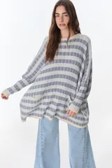 Sweater tejido de punto con rayas horizontales rosas y borgoña, con cuello redondo y bolsillos frontales.