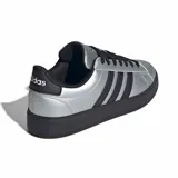 Championes de estilo urbano Adidas Grand Court 2.0, color plateado metálico con las tres franjas y detalles en negro. Poseen cordones negros y suela de goma negra.