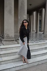 Pollera larga de viscosa con estampado de lunares blancos sobre fondo negro.