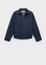 Camisa de jean azul oscuro, de corte holgado, manga larga y cuello clásico con abertura en V.