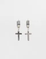 Aros plateados de acero quirúrgico con argollas y dije de cruz colgante.