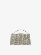 Bolso estructurado con estampado de piel de serpiente en tonos beige y negro, con asa superior acolchada y correa larga extraíble. Cierre magnético con solapa y herrajes metálicos dorados.