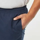 Short de baño azul marino liso con cintura elástica y cordón ajustable.