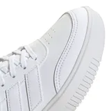 Championes Adidas Courtblock Bold de mujer, color blanco, con plataforma y las tres tiras características de la marca en los laterales.