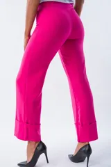 Pantalón sastrero fucsia de corte recto con ruedo con dobladillo.