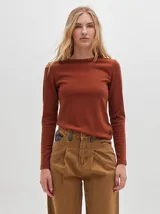 Remera gris de tejido acanalado, cuello redondo y corte crop.