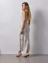 Falda larga color beige, de corte recto, con bolsillos cargo laterales y traseros.
