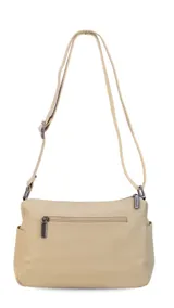 Bandolera de símil cuero color marrón rojizo, con dos bolsillos frontales, uno con tapa y cierre. Tiene correa ajustable para llevar al hombro o cruzada.