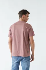 Remera de hombre azul marino con estampado frontal de la marca Brookfield en color celeste.