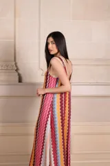 Vestido largo con estampado vertical multicolor, escote en V y espalda baja en V.