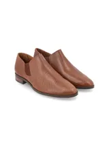 Zapato de cuero color marrón con textura de reptil, elásticos laterales y taco bajo.