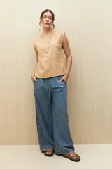 Top color beige de lino, sin mangas y corte recto.