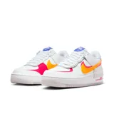 Zapatillas Nike Air Force 1 Shadow de mujer, color blanco con detalles en amarillo, fucsia y azul.