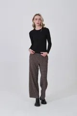 Remera de manga larga ajustada al cuerpo, color negro, con cuello redondo a la base y tejido acanalado.