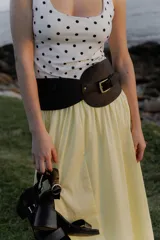 Faja ancha de cuero con hebilla metálica y detalle de bolsillo.