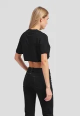 Remera cropped de algodón color blanco con estampado de media naranja en el pecho, corte holgado y cuello redondo.