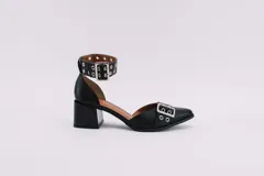 Zapato plateado de cuero con taco cuadrado, punta fina y pulsera con hebilla y ojales.