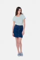 Minifalda de jean azul oscuro con spandex.