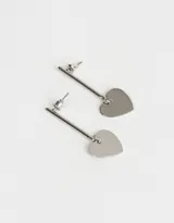 Aros colgantes dorados con forma de corazón.