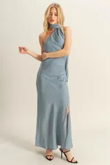 Vestido largo de satén color celeste, con cuello halter que se ata al cuello y espalda descubierta.