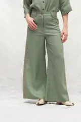 Pantalón de lino azul con corte jeanero, bolsillos plaque en la trasera y cintas laterales a contratono.