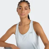 Musculosa deportiva celeste con logo de New Balance en el pecho.