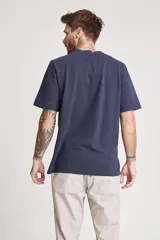 Remera de manga corta color verde menta, con cuello redondo y bolsillo en el pecho.