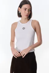 Musculosa blanca de algodón con cuello redondo y logo bordado en el pecho.