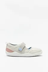 Guillerminas ergonómicas color gris claro con detalle rosa en el talón, inspiradas en el calzado barefoot. Cuenta con tira ajustable de velcro.