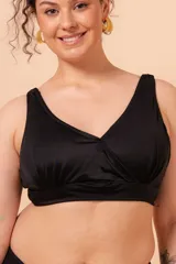 Top de bikini reductor negro, sin aro, con escote cruzado, breteles anchos regulables y broche en la espalda.