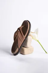 Sandalias de cuero color verde oliva, con tira ancha superior con detalle de frunce y suela plana.