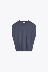 Camiseta azul de algodón con cuello redondo y mangas cortas caídas.