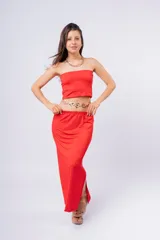 Top strapless color rojo, con corte crop y confeccionado en tejido de punto elástico.